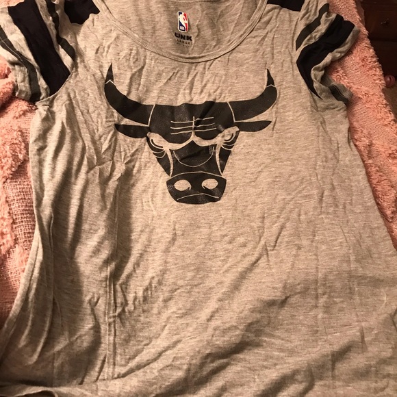 Chicago bulls woman’s short sleeve shirt - Picture 2 of 4